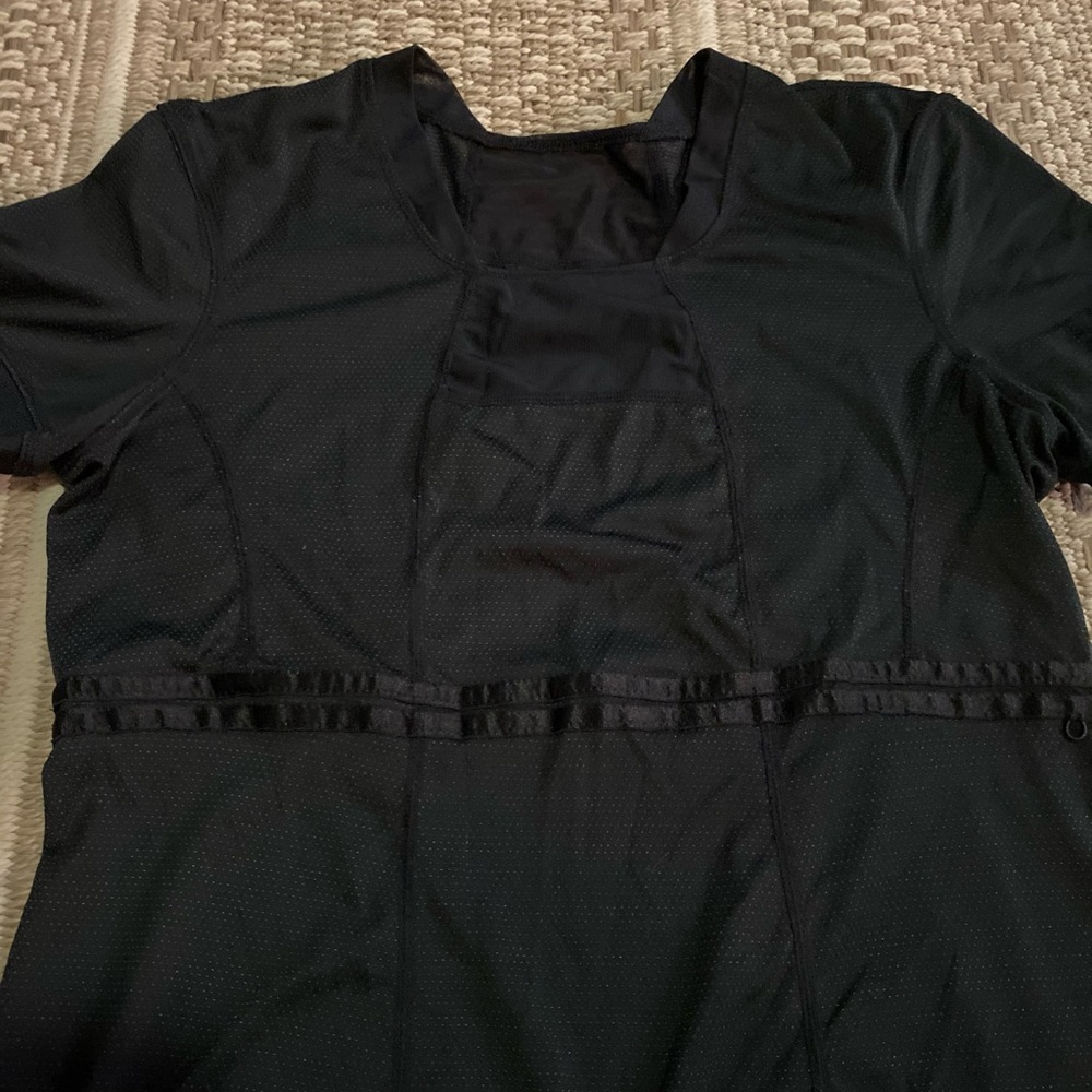 Lululemon short sleeve activewear top